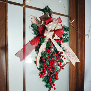 Couronne de Noël en cônes de pin 60x30cm, décoration murale ou de porte avec baies rouges et raisins pour la décoration des fêtes - Product Image 3