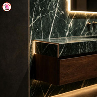 Dalle de marbre vert naturel de qualité supérieure, fabrication sur mesure avec des veines blanches pour comptoir de salle de bain, revêtement mural intérieur