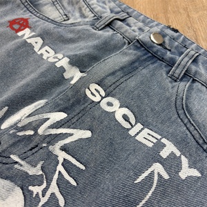 กางเกงยีนส์ขาสั้น Topshow DENIM แบบสั่งทำพิเศษ แต่งลายปักแบบดิสเทรส ตัดต่อผ้า พร้อมลายพิมพ์ออฟเซ็ต ขายส่ง กางเกงยีนส์ขาสั้นผู้ชาย - Product Image 5