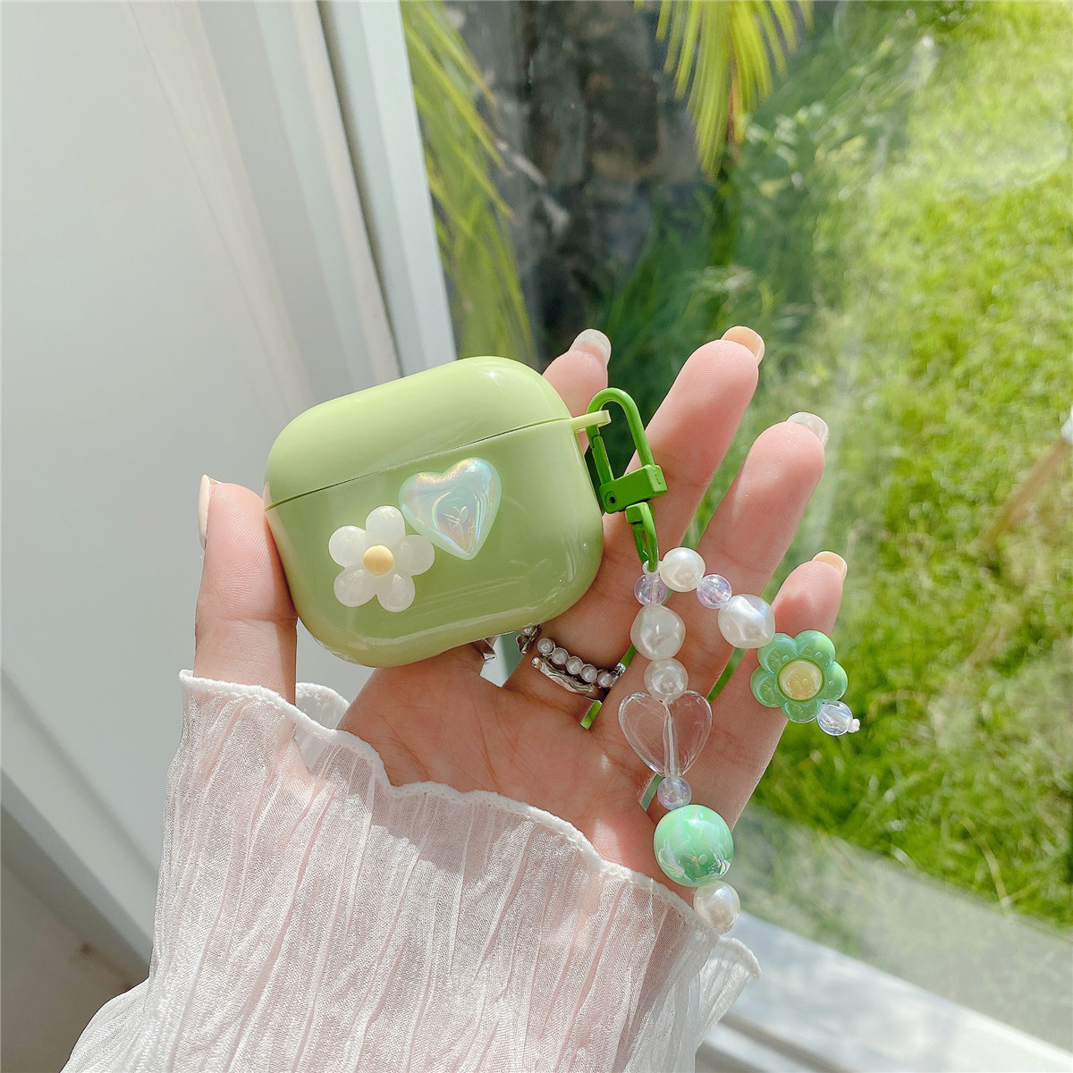 Green Daisy Heart Earphone Case