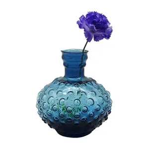 小穆拉诺哈布钉设计的蓝色玻璃花瓶用于婚礼中心