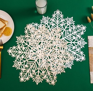 38cm Napperons <span class=keywords><strong>De</strong></span> Table <span class=keywords><strong>Flocon</strong></span> <span class=keywords><strong>De</strong></span> Neige <span class=keywords><strong>De</strong></span> Noël Tapis <span class=keywords><strong>De</strong></span> Table Résistant À La Chaleur Napperon Antidérapant Pour La Fête Banquet <span class=keywords><strong>De</strong></span> Mariage - Product Image 1