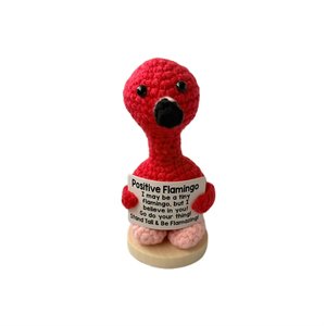 Muñeco de Flamenco de Ganchillo con Certificado CE y CPC, Hecho a Mano, Color Rojo, Tejido, Muñeco Amigurumi con Tarjeta de Mensaje Personalizada - Product Image 3