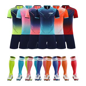 Camiseta deportiva y pantalones cortos elásticos con logotipo personalizado hecho de material de punto doble - Product Image 3