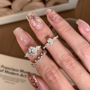 Bague de mode haut de gamme polyvalente pour femme, entièrement sertie de diamants, design en spirale de ballet rotative, forme d'œuf de pigeon, bande torsadée - Product Image 1