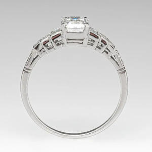 Anello di fidanzamento da donna in platino con diamante taglio smeraldo e pietre laterali a baguette, colore D naturale Q342 - Product Image 4