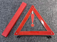 2025 Triangle d'avertissement d'urgence en matériau PMMA rouge pour véhicules Kit de trois packs en un réflecteur Triangle réfléchissant