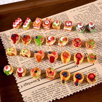Miniature de gâteau simulé à la crème de fraise, myrtille et matcha, en résine peinte, pour accessoires de bijoux DIY et ornements de maison de poupée