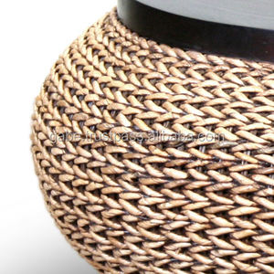 Juego de mesa de centro redonda Modern Havana, que combina madera de caoba de alta calidad y mimbre de jacinto de agua natural para un hogar elegante y duradero. - Product Image 1