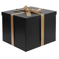 Boîte cadeau carrée personnalisable grand format avec pelliculage mat, gaufrage, dorure à chaud, ruban noir et papier déchiqueté pour anniversaire