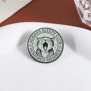 Spilla Personalizzata del Gatto Eccentrico e Pigro, Sempre in Sonno. Il distintivo da onorario del club è un distintivo divertente ed emotivo in bianco e nero. - Product Image 5