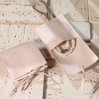 Pochette de luxe en microfibre velours suédé rose Talent, petite enveloppe à rabat, 8x8cm, anti-poussière, pour colliers et bijoux, avec ruban