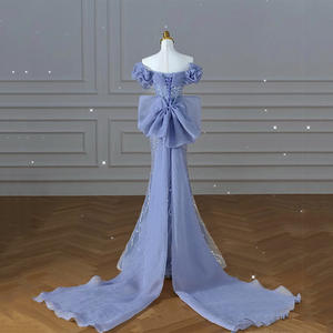 <span class=keywords><strong>Abito</strong></span> <span class=keywords><strong>Lungo</strong></span> Elegante Lavorato a Maglia in <span class=keywords><strong>Raso</strong></span> Blu Nebbia con Paillettes e Fiocco con Spalle Scoperte e Strascico 2024 - Product Image 6