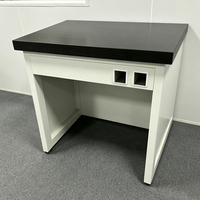 Table de laboratoire professionnelle antichoc avec plateau en marbre stable, base en acier et prise de courant intégrée