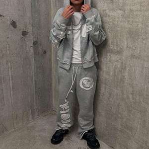 カスタムデザイン メンズトラックスーツ 100%コットン サンフェード加工 ダートスプレースウェットスーツ ヴィンテージアップリケ刺繍 メンズスウェットパンツトラックスーツ - Product Image 3