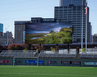 Pantalla LED Publicitaria para Campos de Fútbol al Aire Libre, Columna P4, IP65 Impermeable, HDR10+, Alto Brillo, Legible Bajo la Luz Solar, Video Digital