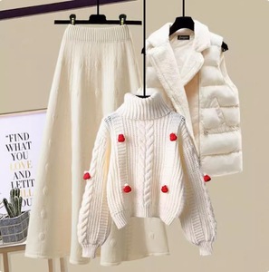 Completo da <span class=keywords><strong>Donna</strong></span> Tre Pezzi di Alta Qualità 2026: Maglioni a Costine, Gilet Imbottito Trapuntato e <span class=keywords><strong>Pantaloni</strong></span> a Gamba Larga in Maglia a Treccia - Outfit Caldo Autunno Inverno - Product Image 2