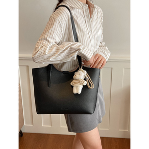 Sac fourre-tout décontracté en cuir PU imperméable pour femme avec fermeture éclair, grande capacité, sac à bandoulière, sac à main quotidien pour le shopping, avec breloque ours en peluche - Product Image 4