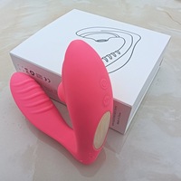 Mary trägt einen Saugvibrator, Frau trägt ein Sauggerät zur G-Punkt- und Klitorisstimulation, massiert mit dem Masturbator, Vibrator.