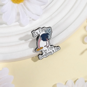 Spilla in smalto divertente con struzzo, tema umoristico animale, 'Tutto va bene', distintivo da risvolto per vestiti, gioielli e regali - Product Image 3