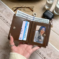 Cartera Corta de Mujer de PU con Diseño Vintage, Hebilla Metálica Decorativa, Monedero con Cremallera, Tarjetero Bifold con Ventana para Foto de Identificación