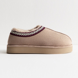 Chaussons d'intérieur pour femmes avec dessus en daim synthétique, bande tissée à points croisés, doublure en fausse fourrure, plateforme, bottes à enfiler - Product Image 1