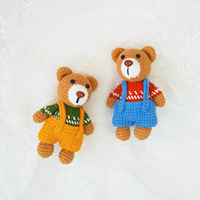 Ours en peluche amigurumi au crochet fait main, adorable poupée ours tricotée avec salopette et pull, figurine ours en tricot Fair Isle, vente en gros