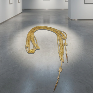 Aiguillette Ceremonial 2026 con Cordón de Alambre Dorado, Cordón de Forro y Dos Etiquetas de Latón Bañado en Oro - Product Image 1