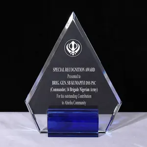 MH-JB0115 özel gravür kristal plaklar mavi taban boş kristal üçgen ödülü trophy