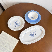 Ensemble de vaisselle en céramique française de style vintage, exceptionnellement beau, avec un motif floral à bord bleu, pour la table à manger à la maison