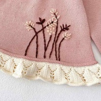 Set Rajutan Bunga Bordir Tangan Bayi 2 Pcs, Atasan Rajut dan Bloomer dengan Renda dan Kerut untuk Bayi Perempuan