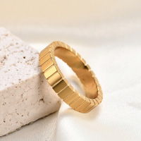 Ins cincin pasangan trendi dan tidak pudar, cincin baja persegi bergaris sederhana mewah ringan modis untuk wanita