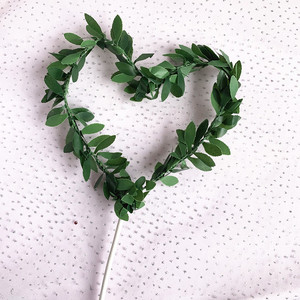 Décoration de gâteau en acrylique « Joyeux Anniversaire » avec motif cœur et vigne, couleurs vert, blanc, noir, or rose – Pour un anniversaire sucré et festif - Product Image 4