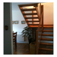 Escaliers à double face avec motif circulaire décoratif, marches en chêne, effet lumière et ombre, design de marches flottantes