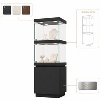 Vitrine à bijoux avec étagères en verre, vitrine en verre, armoire de présentation pour bijouterie, musée d'horlogerie.