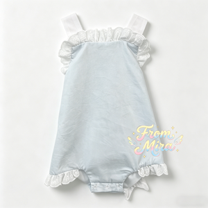 Tutina Estiva Monogrammata in Pizzo Toile per Neonate e Bambine, Abbigliamento con Volant e Occhiellature - Product Image 2