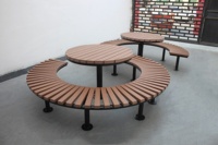 Banc long en forme de S à usage commercial, banc en bois artistique pour l'extérieur, banc de jardin public, bancs courbes pour les loisirs, chaise et table pour parc public