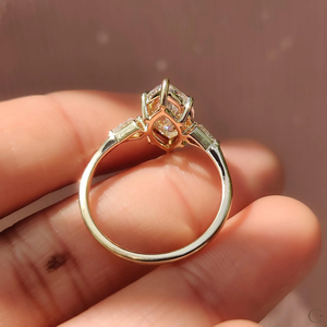 แหวนเพชรเลี้ยงในห้องปฏิบัติการที่ออกแบบมาอย่างหรูหราสำหรับการขอแต่งงาน โดดเด่นด้วยพลอยทรงกลมและการดึงดูดใจที่เหนือกาลเวลาจากประเทศอินเดีย - Product Image 6