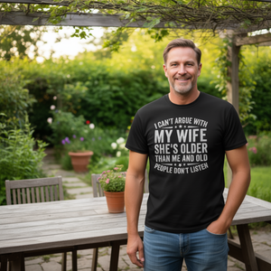 No puedo discutir con mi esposa, ella es más mayor que yo y los ancianos no escuchan nada. Camiseta - Product Image 3