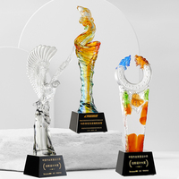 Trophée en cristal givré en gros, base en cristal noir, artisanat coloré sculpté à la main pour cérémonie d'entreprise