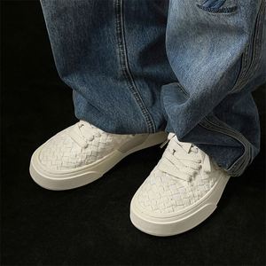 รองเท้าผ้าใบถักแบบระบายอากาศ รุ่นใหม่ปี 2025 สีพื้น รองเท้าผ้าใบผู้ชายและผู้หญิง รองเท้าคู่รัก รองเท้าลำลอง - Product Image 3