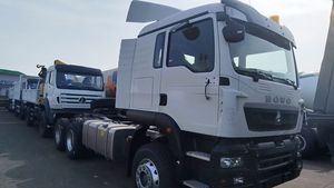 รถบรรทุกหัวลาก SINOTRUCK HOWO 6x4 ดีเซล เกียร์ธรรมดา ระบบกันสะเทือนแบบลม พวงมาลัยซ้าย รับน้ำหนัก 31-40 ตัน ผลิตในจีนใหม่ - Product Image 4