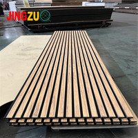 Panneau acoustique insonorisant en lattes de bois MDF avec fibre de polyester, design moderne pour les murs et plafonds des chambres d'hôtel