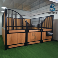 Kit économique de boxs préfabriquées pour chevaux avec structure en acier galvanisé pour une installation rapide, utilisation en extérieur et garantie de plus de 5 ans