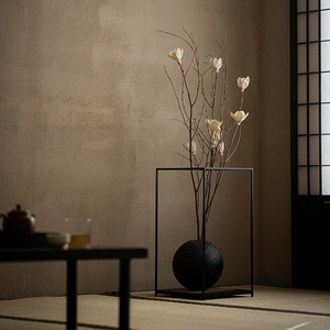 Vase à fleurs en fer de style japonais avec branches séchées pour la décoration de la salle de thé, pièce décorative faite à la main, design Japandi - Product Image 2