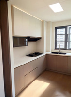 Armoire intégrée sur mesure avec bureau flottant intégré, meuble de rangement gain de place pour chambre à coucher, mobilier de chambre moderne
