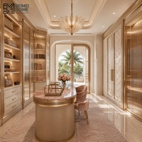 Dressing Art Déco de luxe Miami avec vitrines en verre cannelé et îlot en travertin pour suite parentale