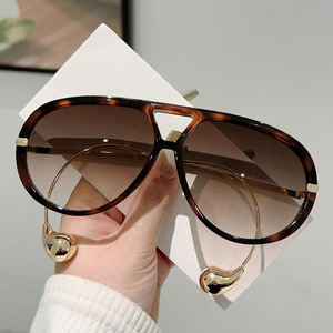 Occhiali <span class=keywords><strong>da</strong></span> sole <span class=keywords><strong>da</strong></span> donna alla moda di marca Designer occhiali decorativi per viaggi all'aperto vacanze occhiali <span class=keywords><strong>da</strong></span> <span class=keywords><strong>vista</strong></span> oversize per la <span class=keywords><strong>protezione</strong></span> <span class=keywords><strong>UV</strong></span> - Product Image 4