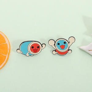 Broche en alliage de zinc peinte, motif dessin animé amusant Taiko No Tatsujin, contraste de couleurs rouge et bleu, forme sourire, <span class=keywords><strong>image</strong></span> mignonne, vente en gros - Product Image 4