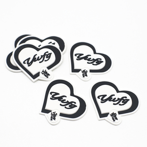 Parche con logotipo de goma en forma de corazón personalizado, etiquetas de goma para ropa, parches para ropa, goma de silicona - Product Image 3